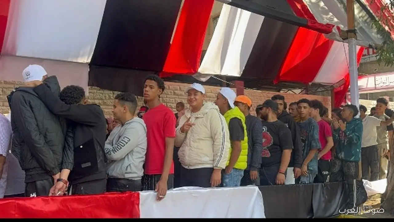 شباب صغار كتير في مدرسة الجيزة القومية .. صور