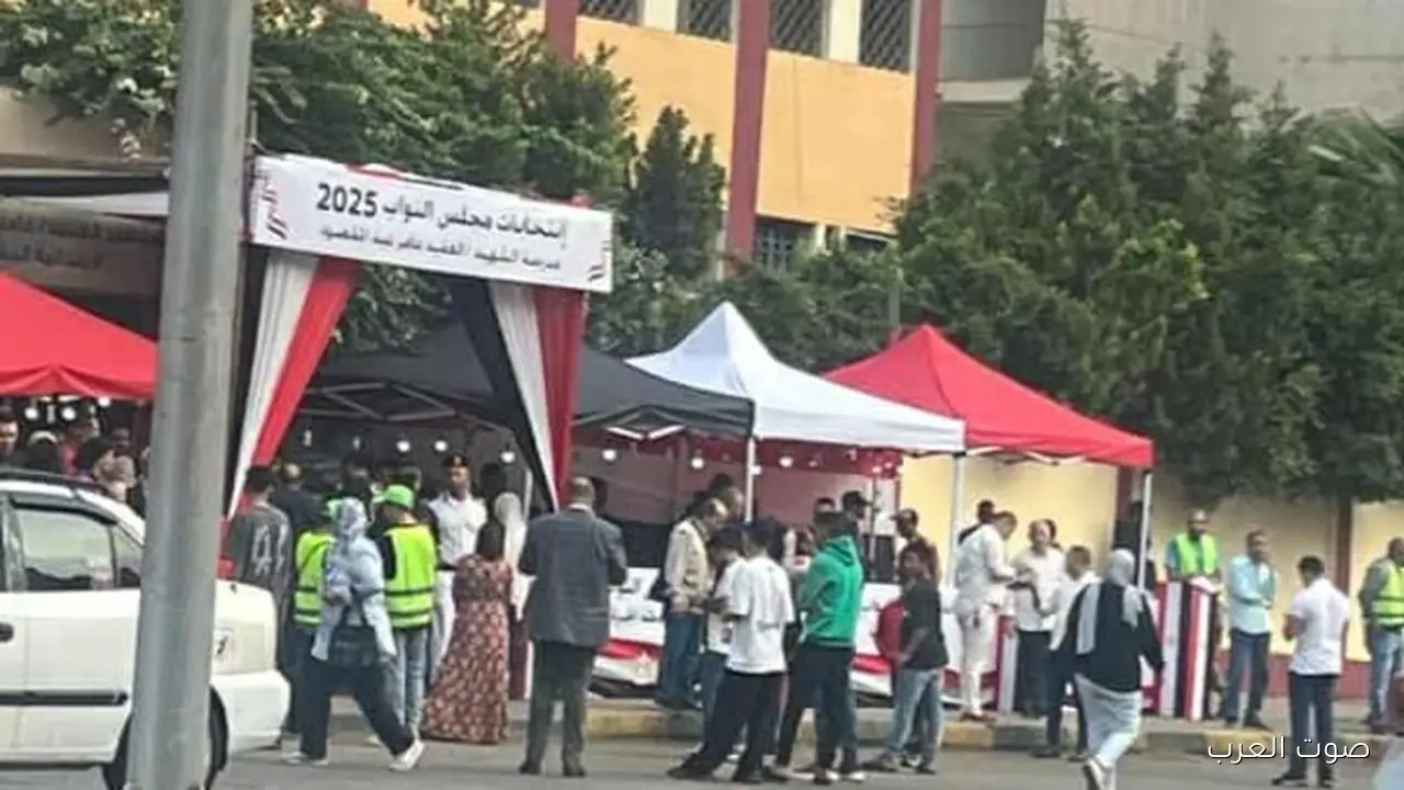 شباب وبنات.. الناس مقبلين على مدرسة الشهيد عامر عبد المقصود في الجيزة