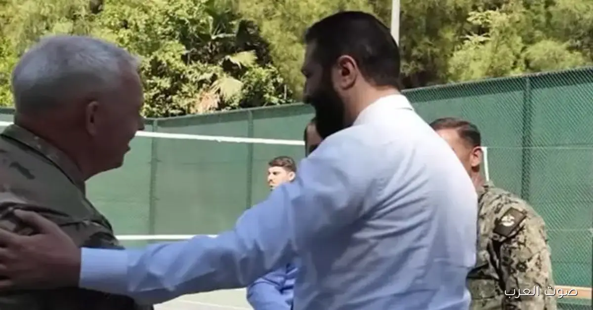 شوف.. الرئيس السوري بيلعب كرة السلة مع قائد القوات الدولية ضد «داعش»