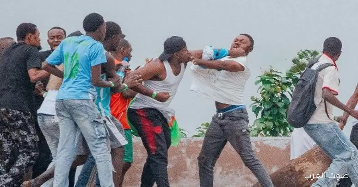 شوف.. شغب بين الجماهير في الدوري الكونغولي خلال الإحماء