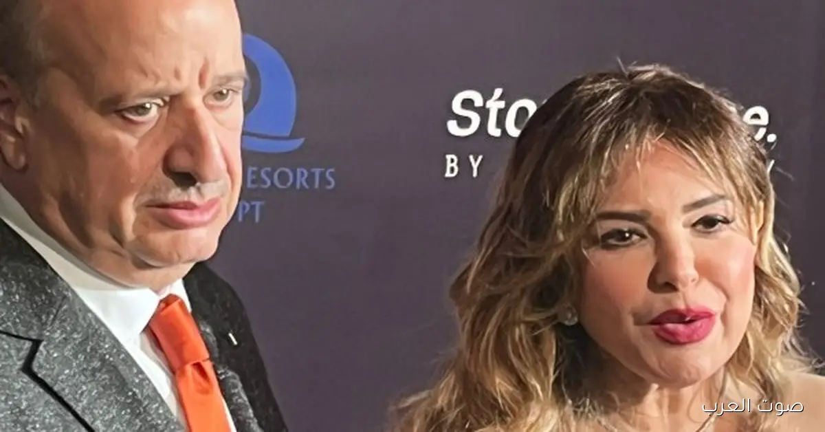 صابرين وزوجها على السجادة الحمراء في مهرجان شرم الشيخ للمسرح