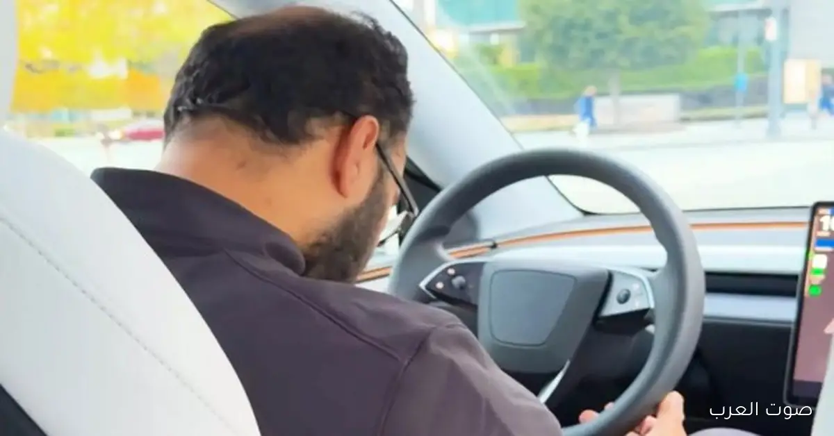صور مسربه لسائق تسلا ذاتية القيادة وهو نايم تثير الجدل