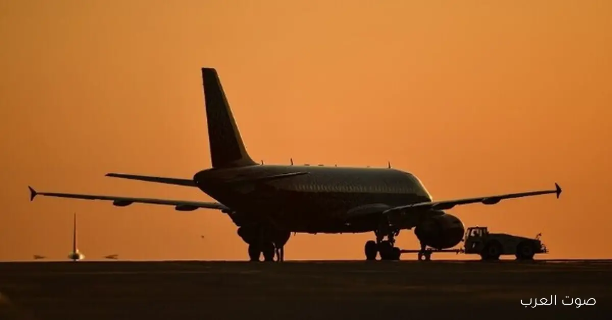 طائرة أمريكية تصدم منطاد رصد جوي وتكسر الزجاج الأمامي