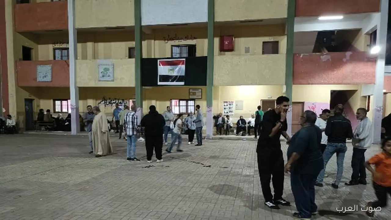 طوابير أمام اللجان.. الشباب متفاعل بشكل كبير في الدقائق الأخيرة من اليوم الأول لانتخابات مجلس النواب في الجيزة فيديو