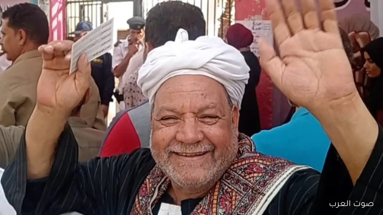 علي أنغام تسلم الأيادي.. مسن يهتف تحيا مصر قبل ما ينتخب في الجيزة