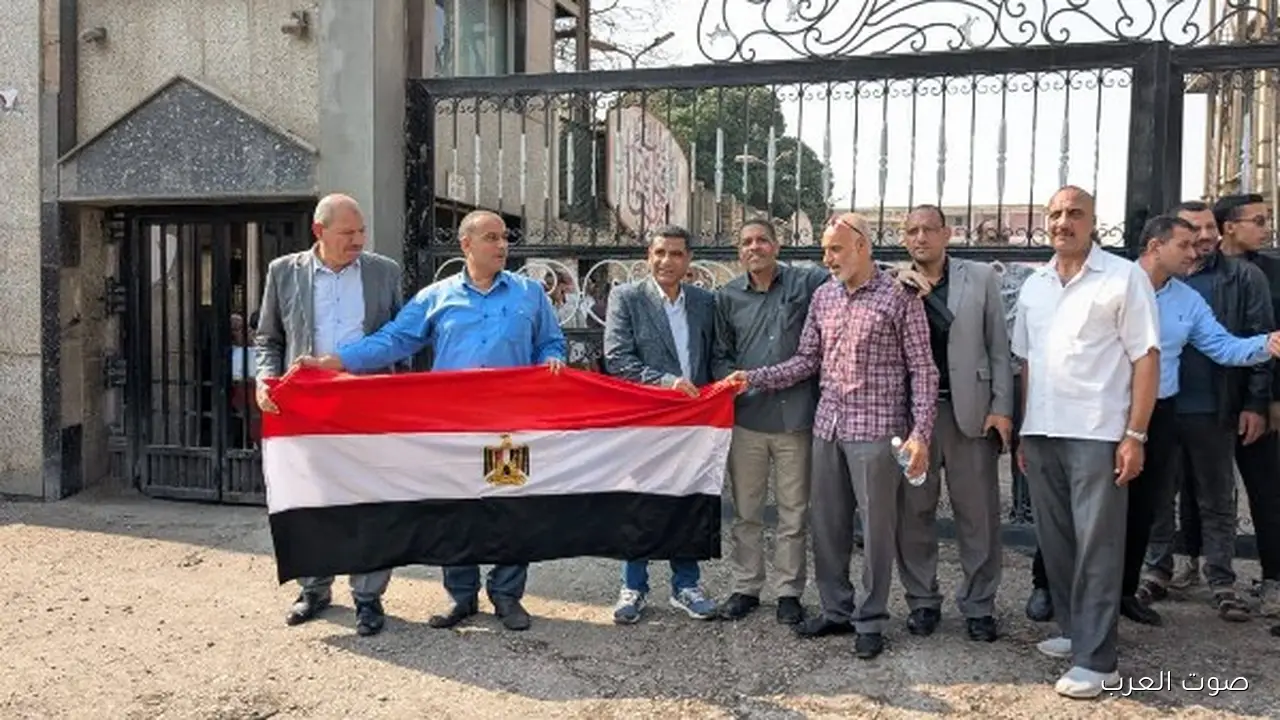 عمال شركة السكر رافعين علم مصر قدام لجنة في الحوامدية