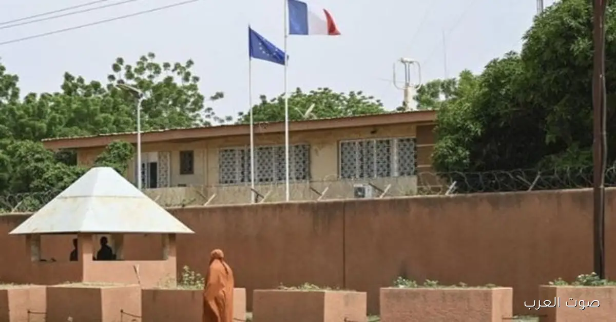 فرنسا تقلل عدد موظفيها في السفارات والقنصليات بمالي