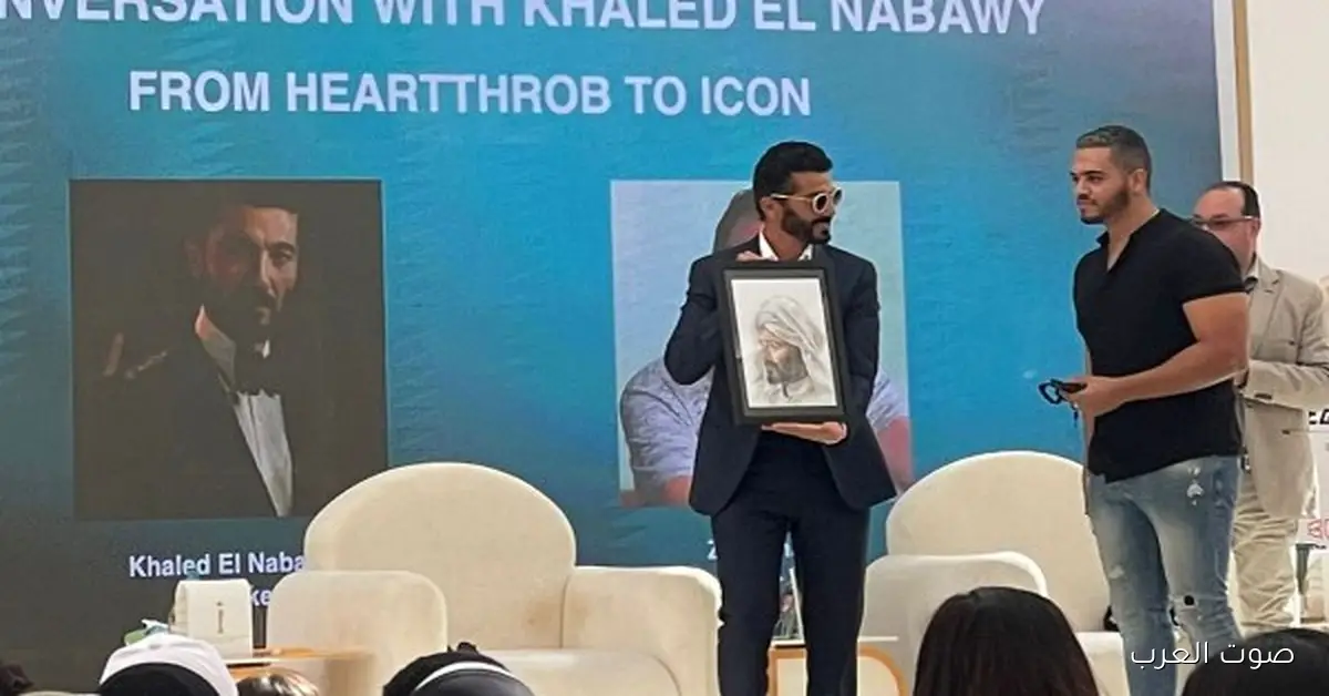 فنان شاب يهدي خالد النبوي لوحة من مسلسل رسالة الإمام