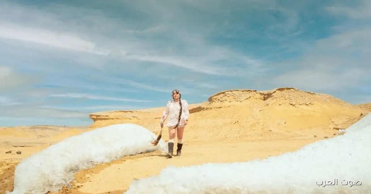 فنانة روسية تصنع تمثال جليدي كبير في صحراء مصر عشان تبرز أزمة المناخ