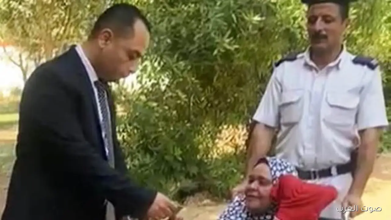 قاضي في أسوان يساعد ست كبيرة عشان تدلي بصوتها في انتخابات مجلس النواب