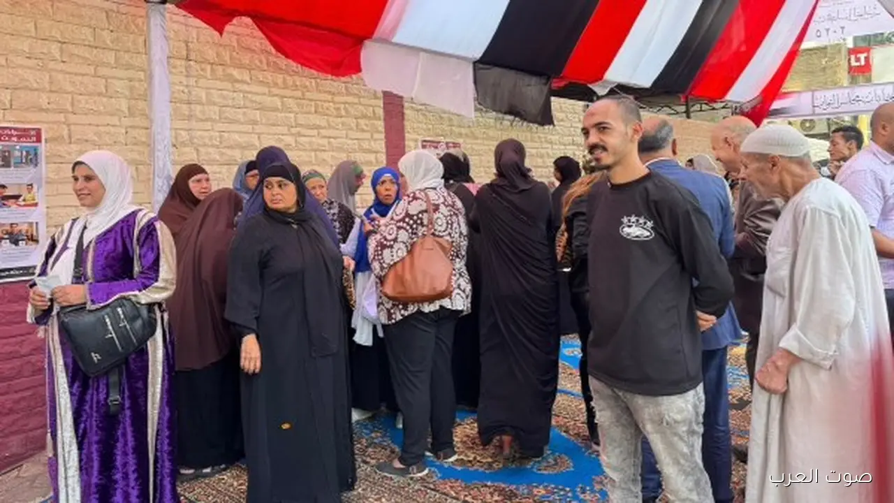 كبار السن متوافدين بكثرة على مدرسة الجيزة القومية .. صور