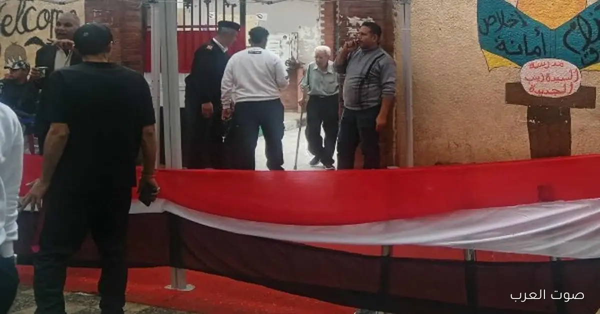 كبار السن يشاركوا في التصويت في مدرسة السيدة زينب الابتدائية في انتخابات مجلس النواب 2025