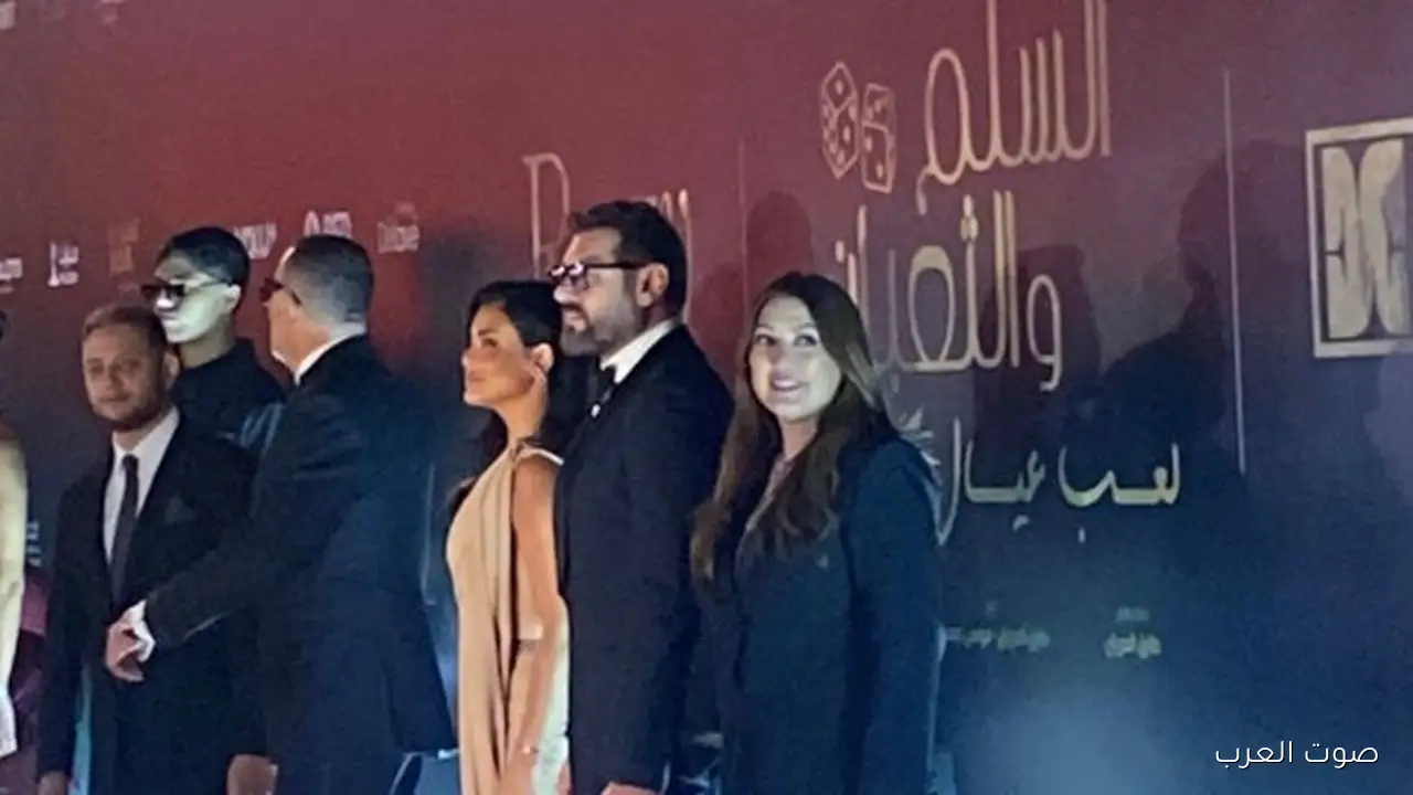 كندة علوش تشجع عمرو يوسف في العرض الخاص لفيلم “السلم والثعبان” بالتجمع الخامس