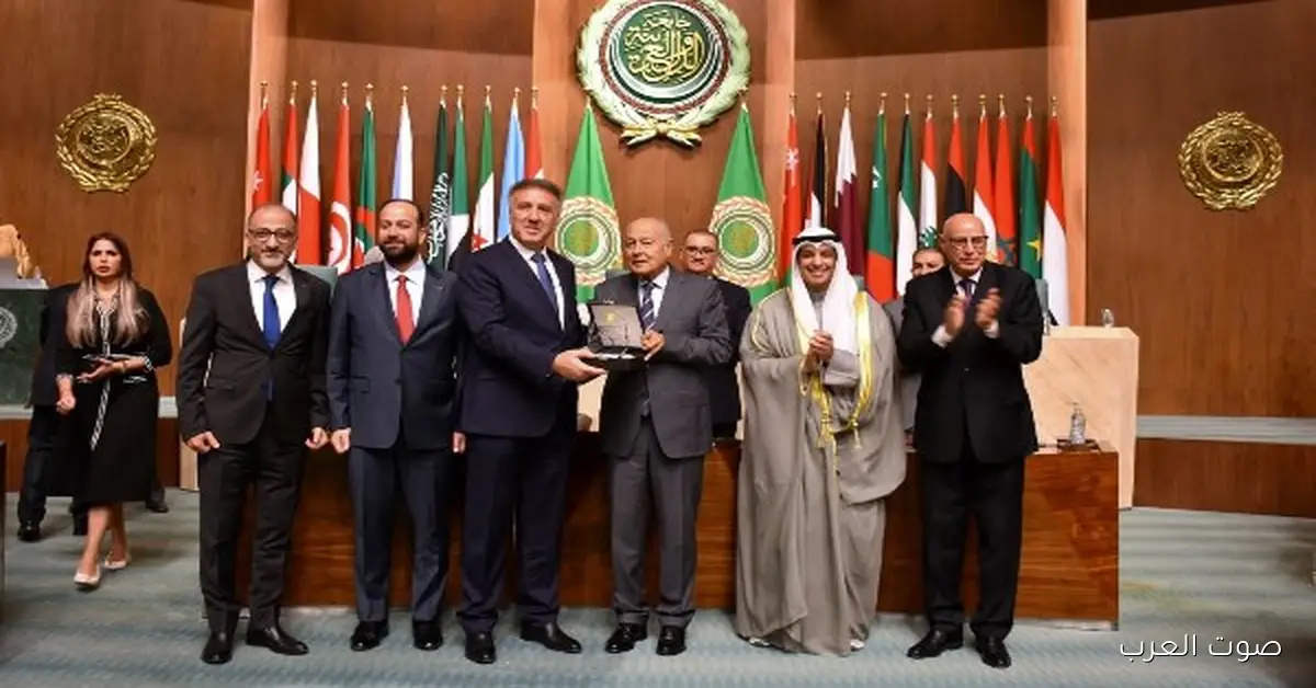 لفتة جميلة.. الجامعة العربية تكرم المسؤول عن الإعلام الرسمي في فلسطين