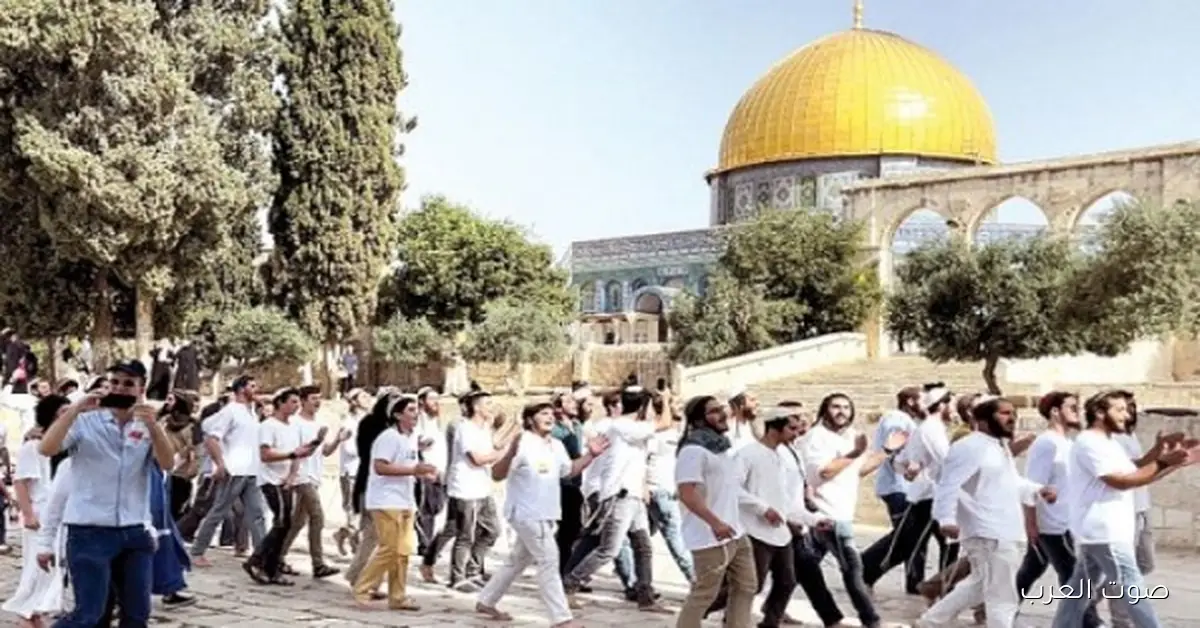 مئات المستوطنين يدخلوا باحات المسجد الأقصى.. واستشهاد فلسطيني في شرق خان يونس