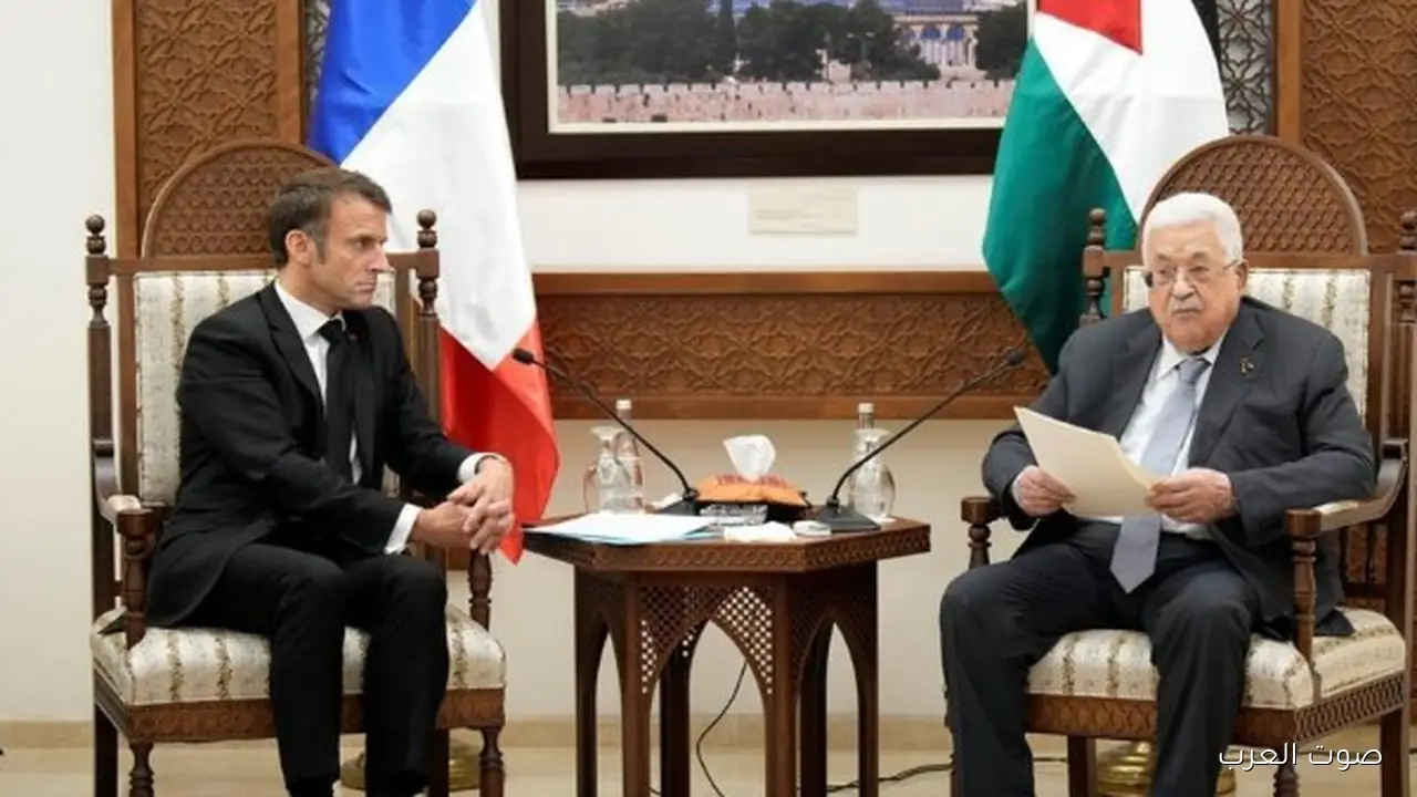 ماكرون يستقبل الرئيس الفلسطيني في باريس بكرة للحديث عن تطورات اتفاق غزة