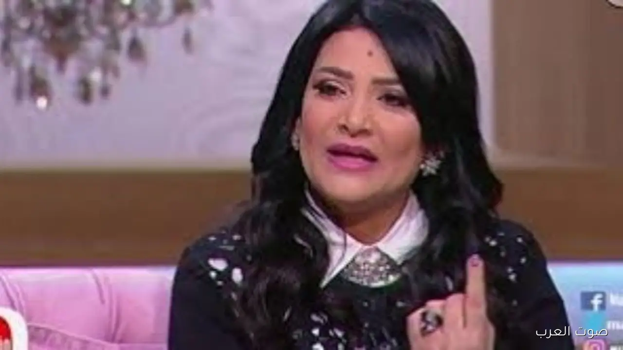 متابع يشتم بدرية طلبة والفنانة بتقاضيه