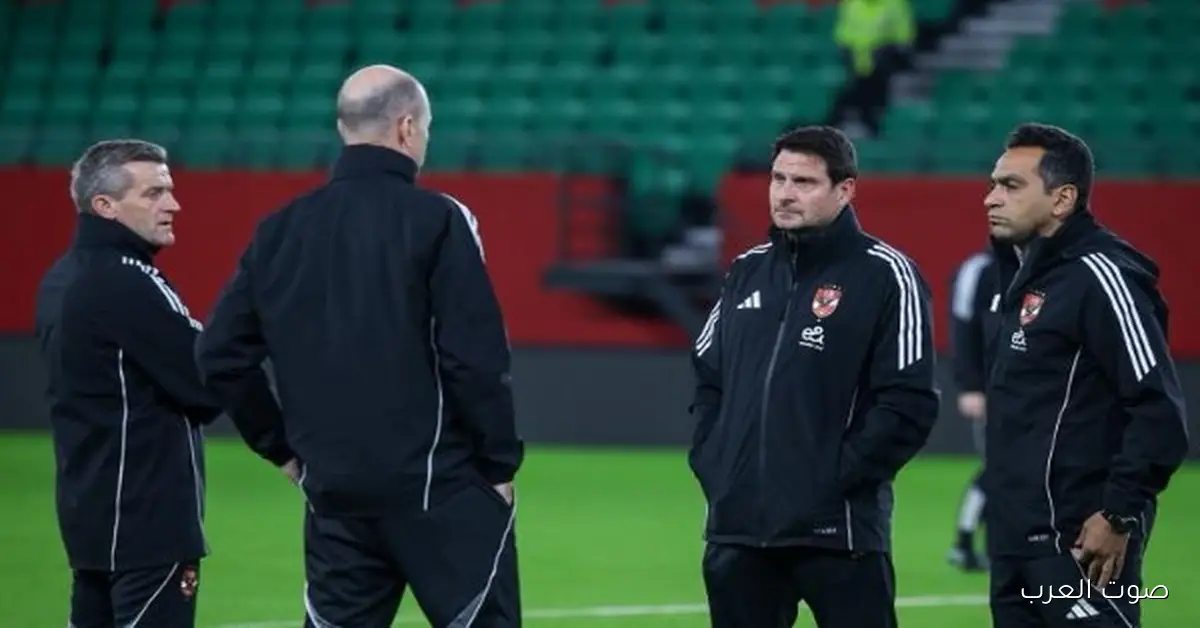 محاضرة للاعبي الأهلي قبل ما يتحركوا لملعب مولاي الحسن