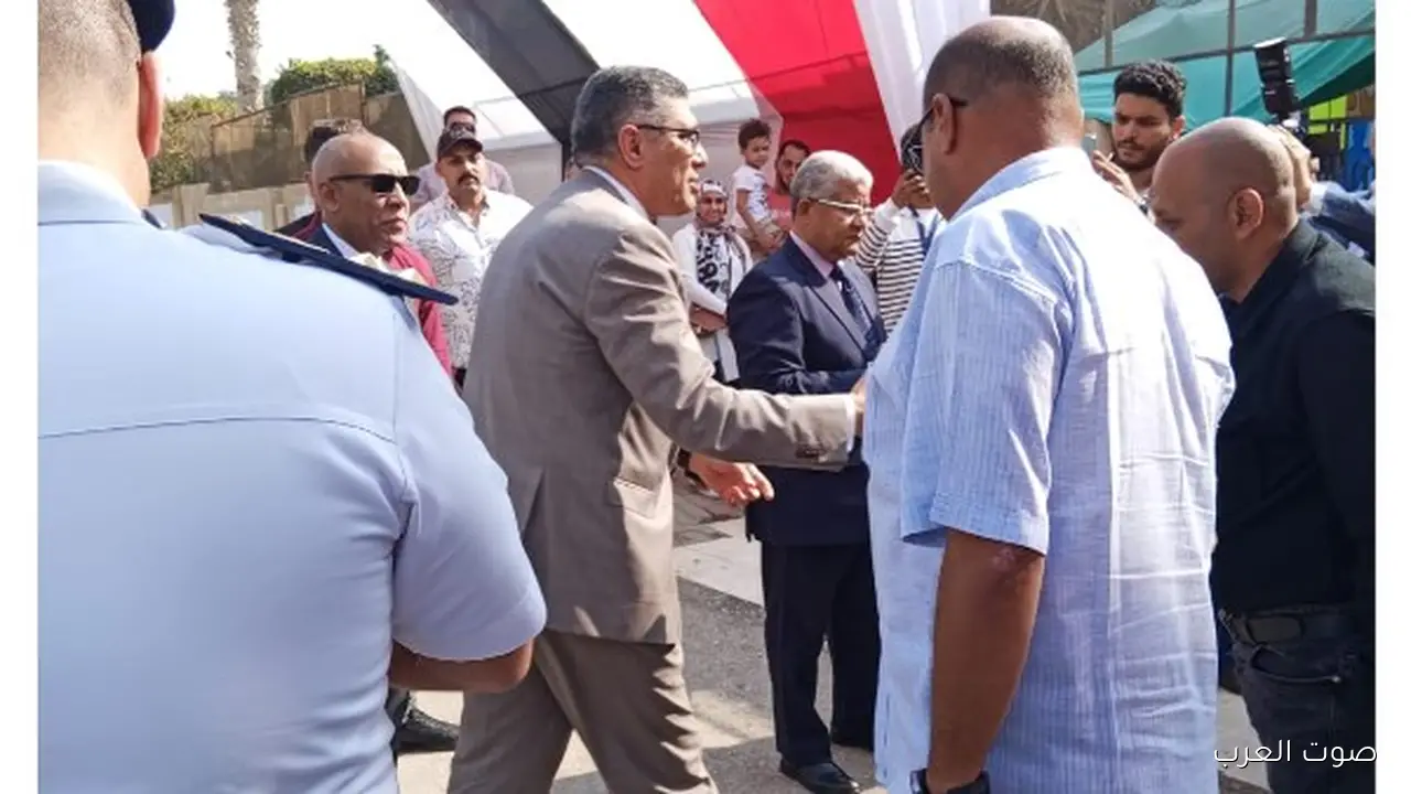 محافظ الجيزة يشارك في الانتخابات في مدرسة النصر للغات في 6 أكتوبر