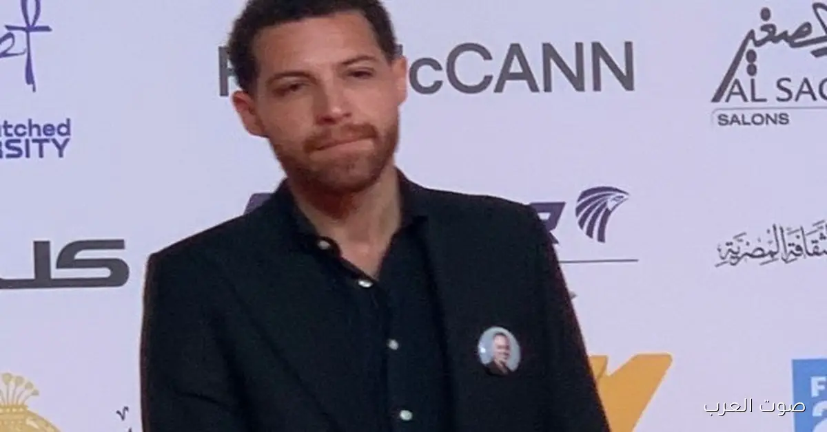 محمود حجازي يكرم المصور الراحل ماجد هلال بصور موقعة له