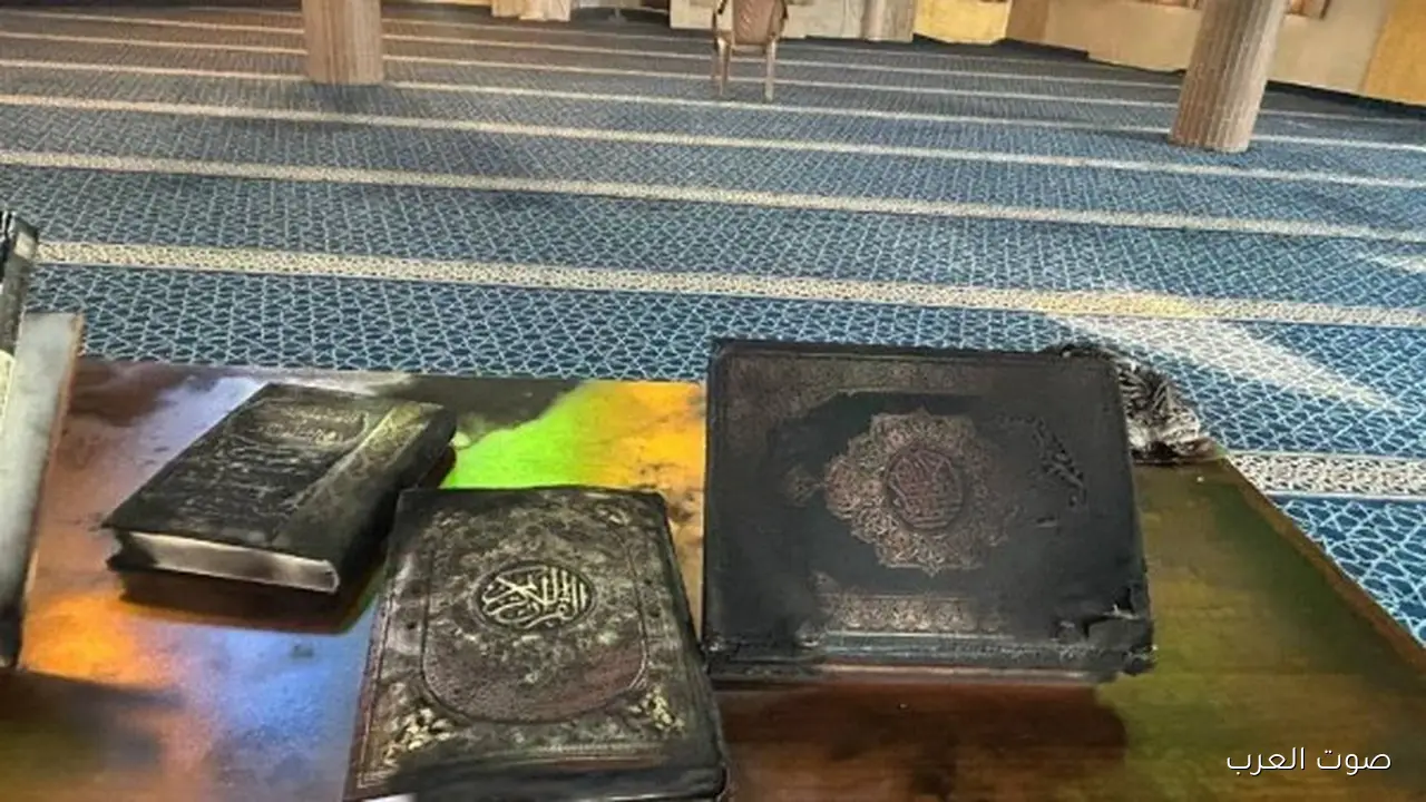مستوطنين يهود يحرقوا مصاحف في مسجد بالضفة الغربية