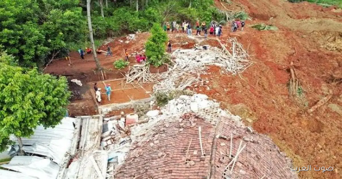 مصرع 11 شخص في انزلاق أرضي بإندونيسيا