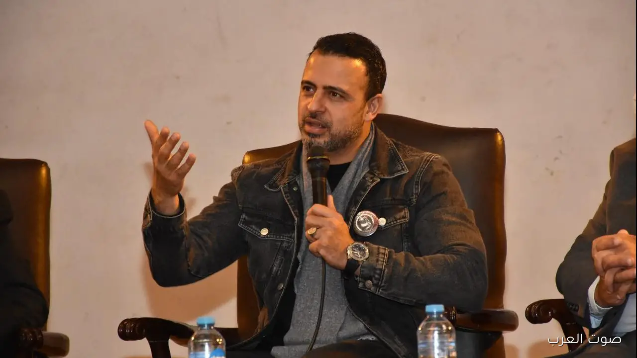 مصطفى حسني ضيف على طلاب من أجل مصر في جامعة عين شمس