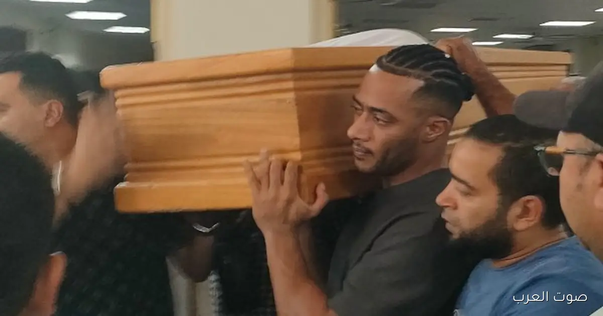 مصطفى كامل يعزي محمد رمضان في وفاة والده