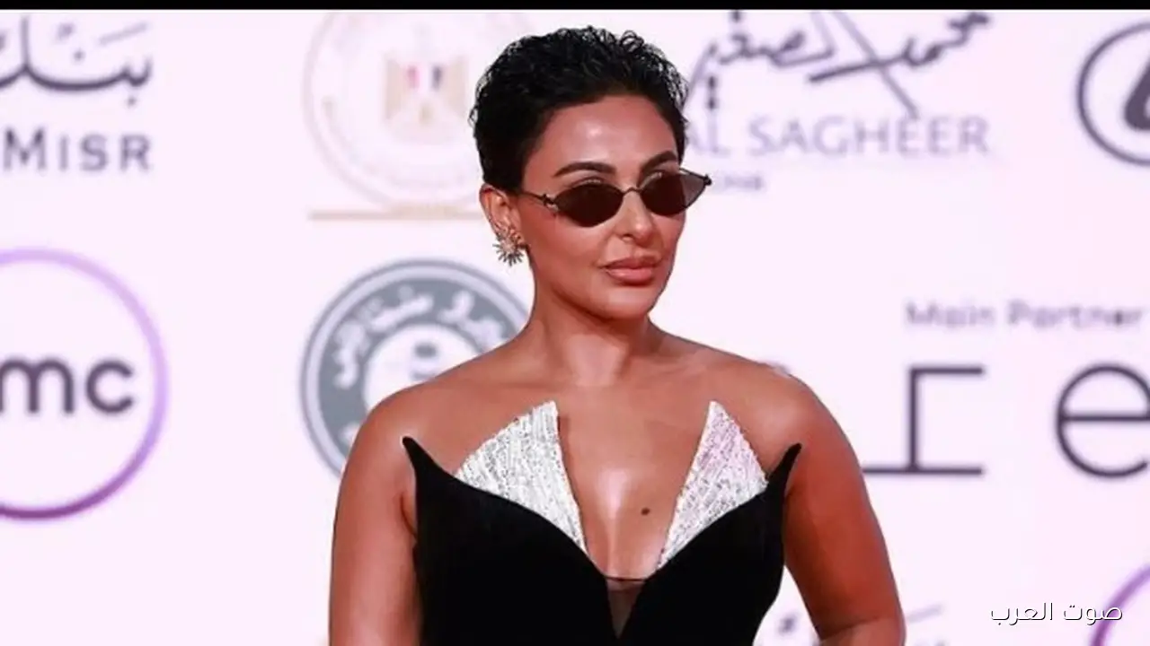 ميس حمدان تتألق بفستان أسود جريء في افتتاح مهرجان القاهرة السينمائي