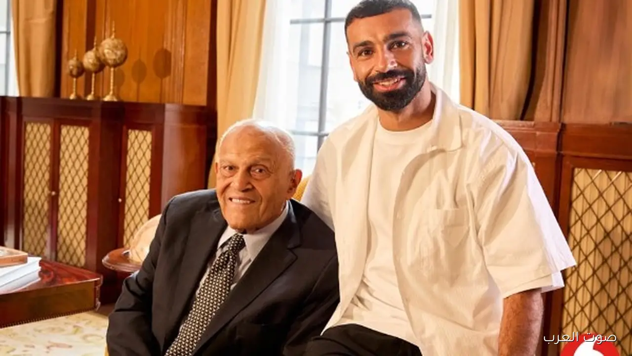 هدية للأجيال الجاية من ڤودافون مصر.. لقاء تاريخي بين بروفسير مجدي يعقوب ومحمد صلاح