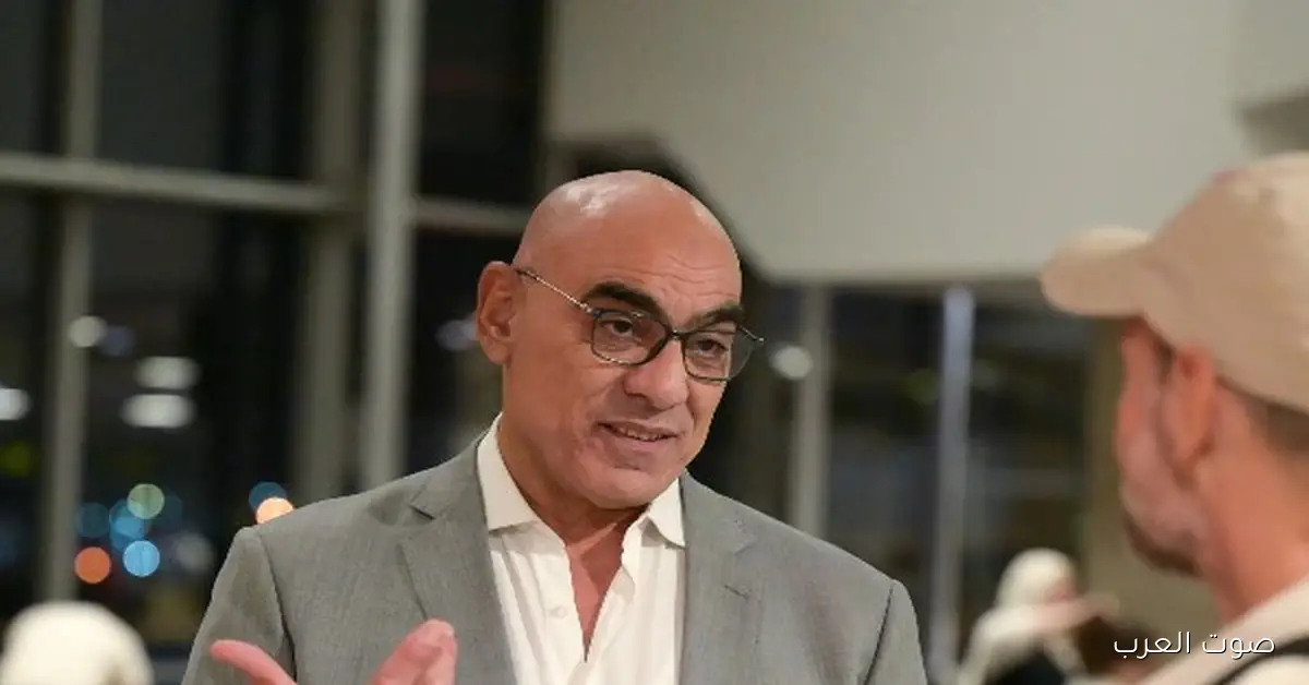 هشام نصر وجون إدوارد يشجعوا لاعبي الزمالك قبل مباراة بيراميدز