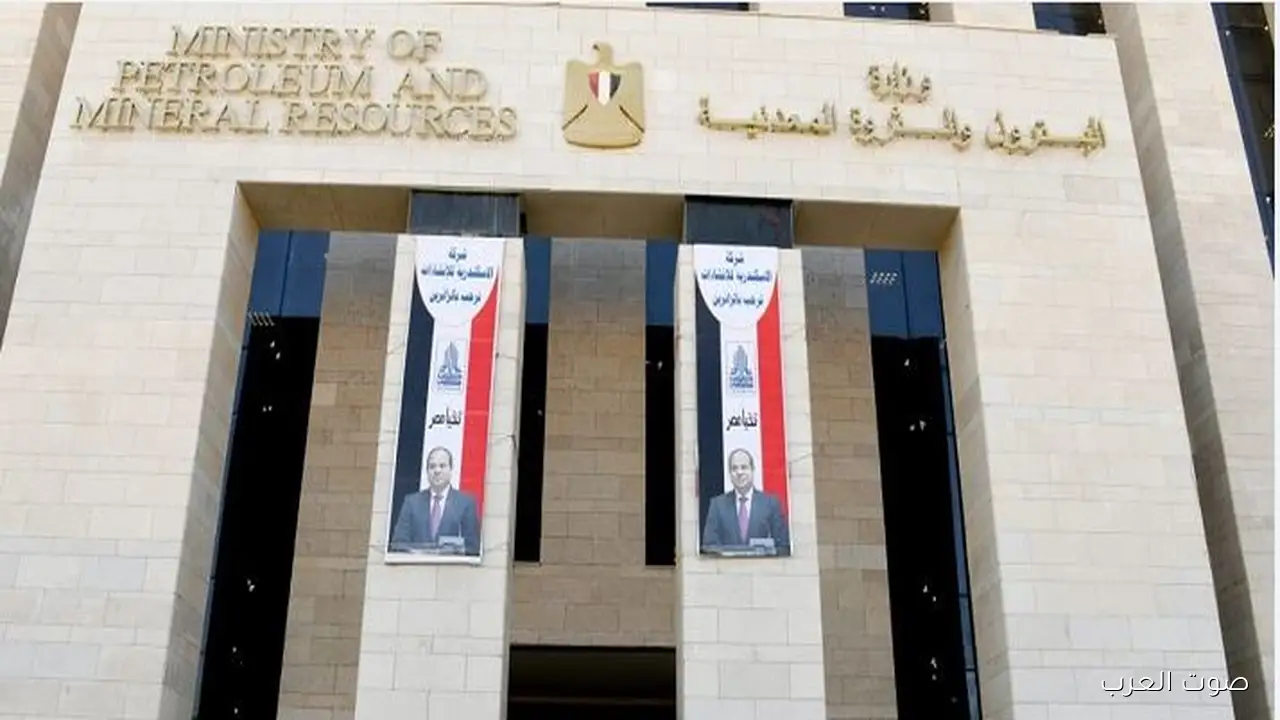 وزارة البترول تحقق في حادث سقوط جهاز حفر بالصحراء الغربية وإصابة 3 عمال