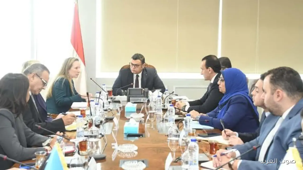 وزير الإسكان يتحدث مع البنك الدولي عن التعاون في إدارة الأراضي والمدن الذكية والمباني الخضراء