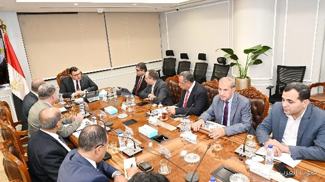 وزير الإسكان يراجع آخر أخبار مشروعات المقاولون العرب في إطار “حياة كريمة”