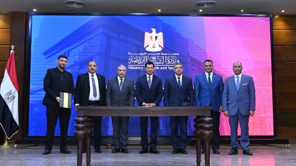 وزير الرياضة يحضر احتفالية توقيع عقد تطوير فندق مركز الابتكار الشبابي بالجزيرة
