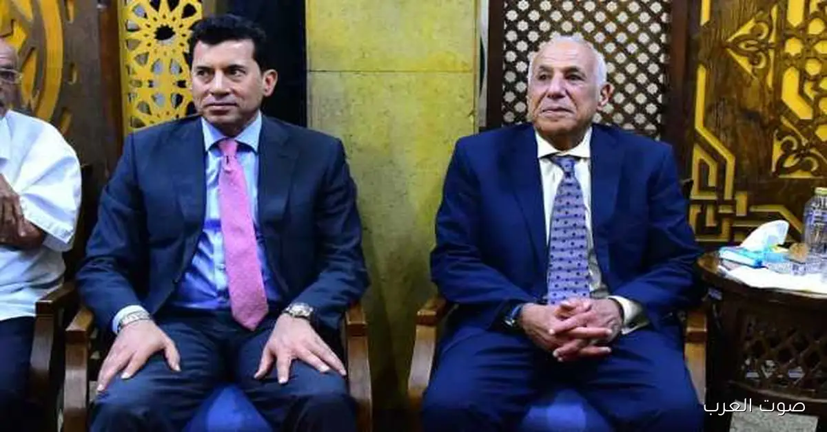 وزير الرياضة يحضر عزاء الراحل محمد صبري (صور)