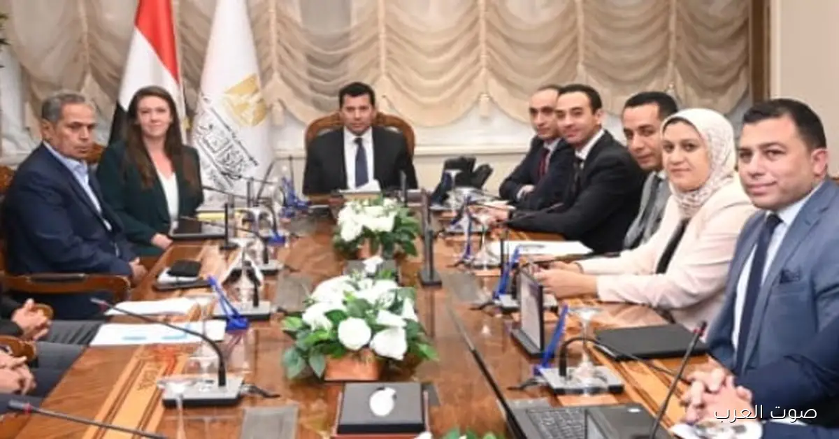 وزير الشباب والرياضة يناقش سبل التعاون مع رابطة الدوري الإسباني “لاليغا”