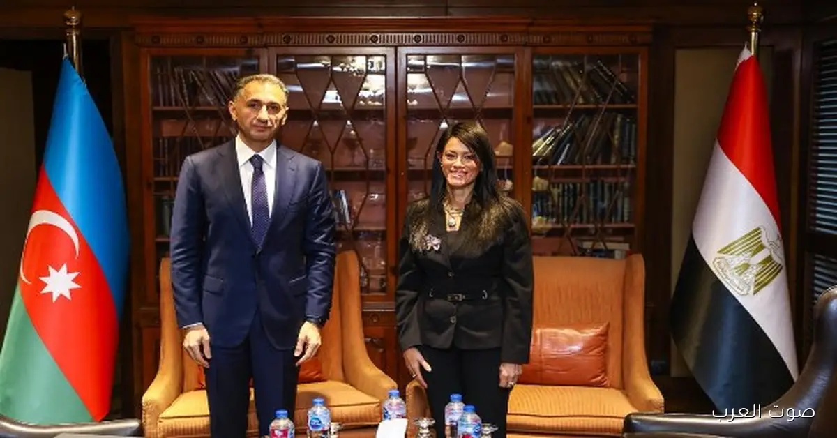 وزيرة التخطيط تتكلم مع وزير النقل والتنمية الرقمية في أذربيجان