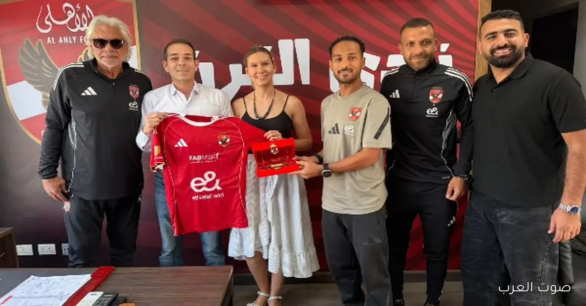 وليد سليمان يستقبل مدير معهد برشلونة في النادي الأهلي