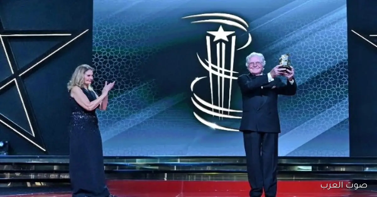 يسرا بتسلم حسين فهمي جائزة تكريمه في مهرجان مراكش