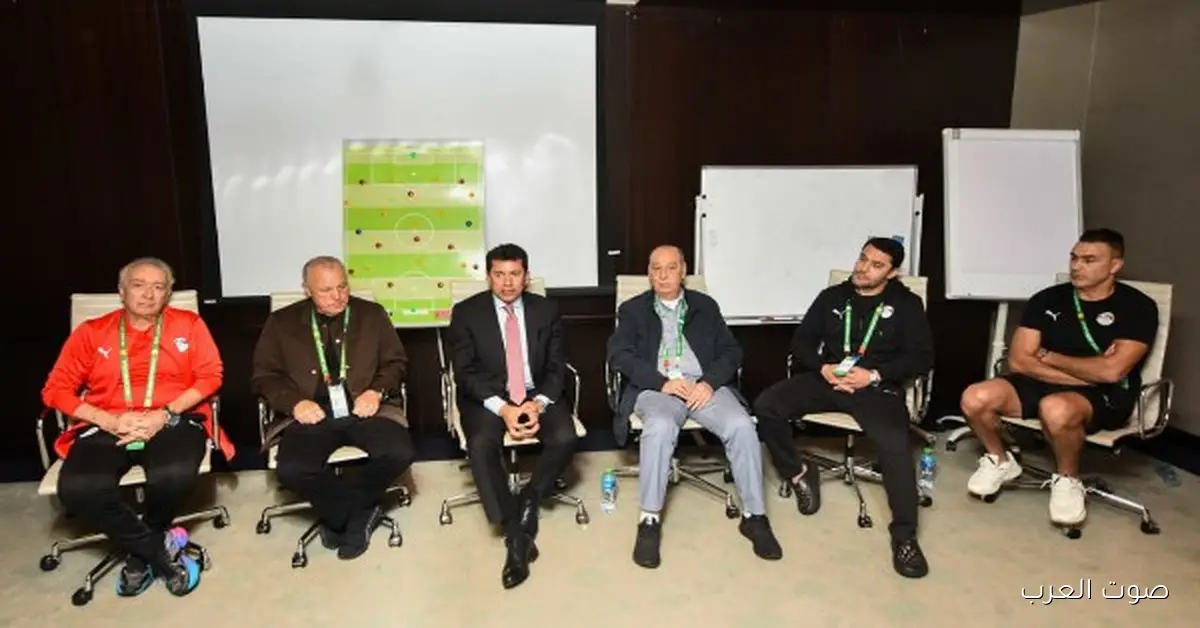 وزير الرياضة وأبوريدة يشجعوا منتخب مصر قبل مباراة الكويت في كأس العرب.. صور