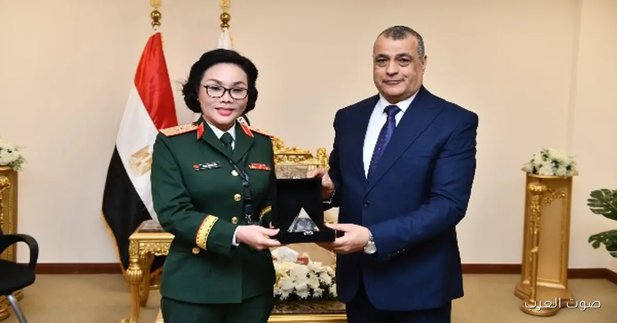 وزير الإنتاج الحربي يتناقش مع وفد من وزارة الدفاع الفيتنامية عن التعاون العسكري في EDEX 2025