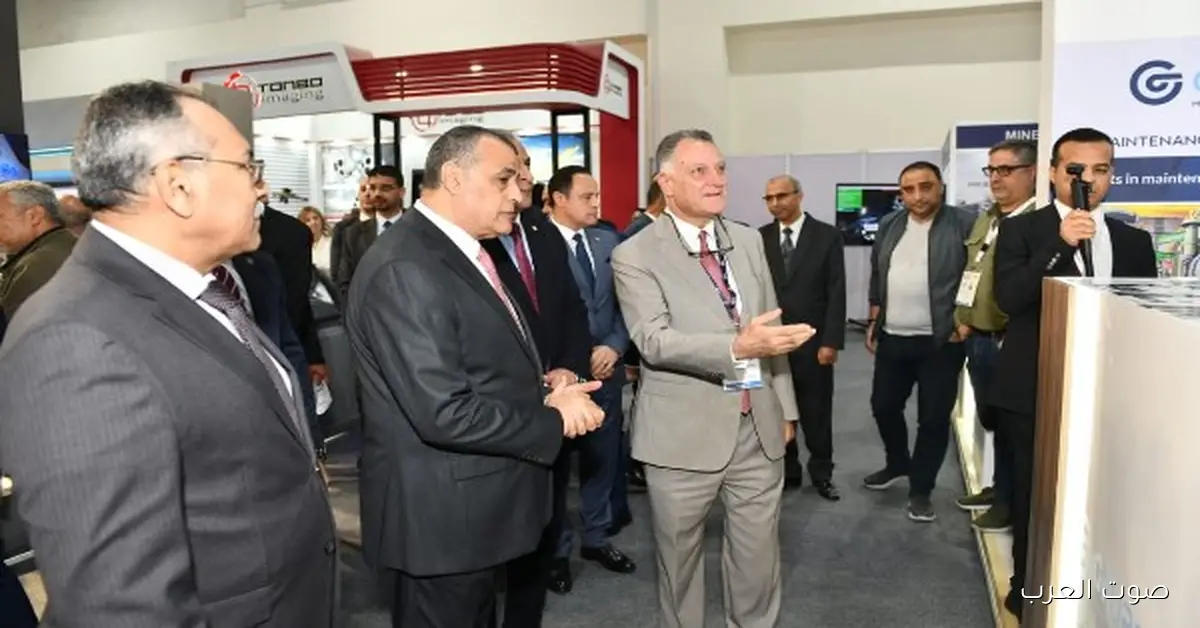 وزير الإنتاج الحربي يتفقد أجنحة الشركات في معرض EDEX 2025