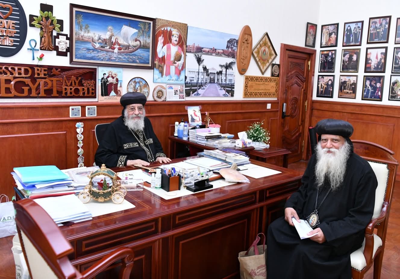 البابا تواضروس مستمر في لقاءاته مع الناس في المقر البابوي بالقاهرة 6 1764965618 805 البابا تواضروس مستمر في لقاءاته مع الناس في المقر البابوي