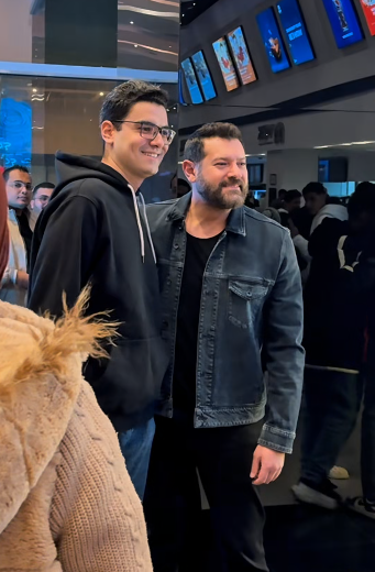 1764970819 100 عمرو يوسف بيتفرج على فيلمه السلم والثعبان 2 مع الناس