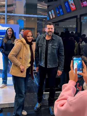 1764970819 178 عمرو يوسف بيتفرج على فيلمه السلم والثعبان 2 مع الناس