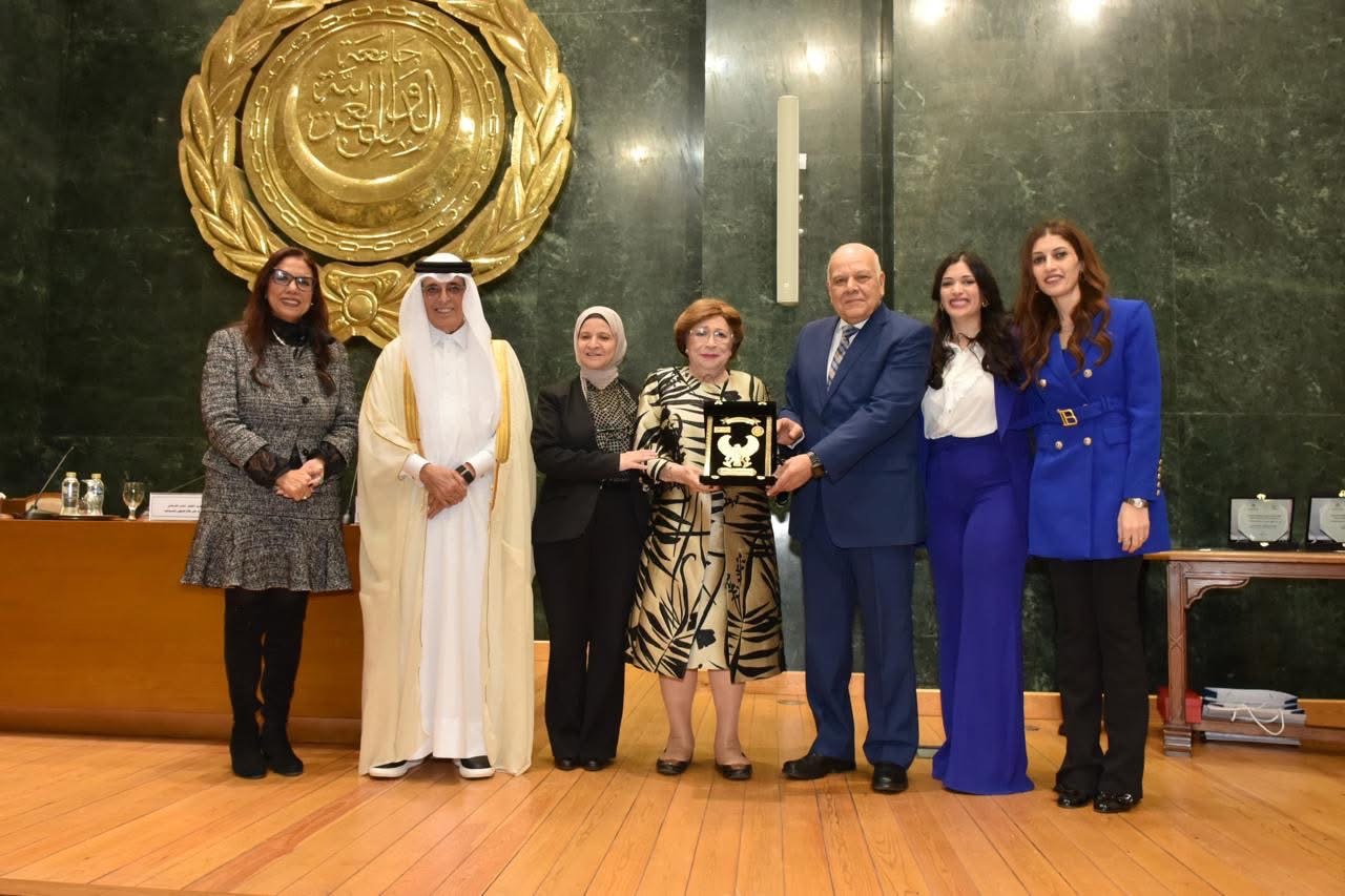 جامعة الدول العربية تكرم نوال الدجوى بجائزة "خير" للتنمية المستدامة 5 1764979481 437 جامعة الدول العربية تكرم نوال الدجوى بجائزة خير للتنمية المستدامة