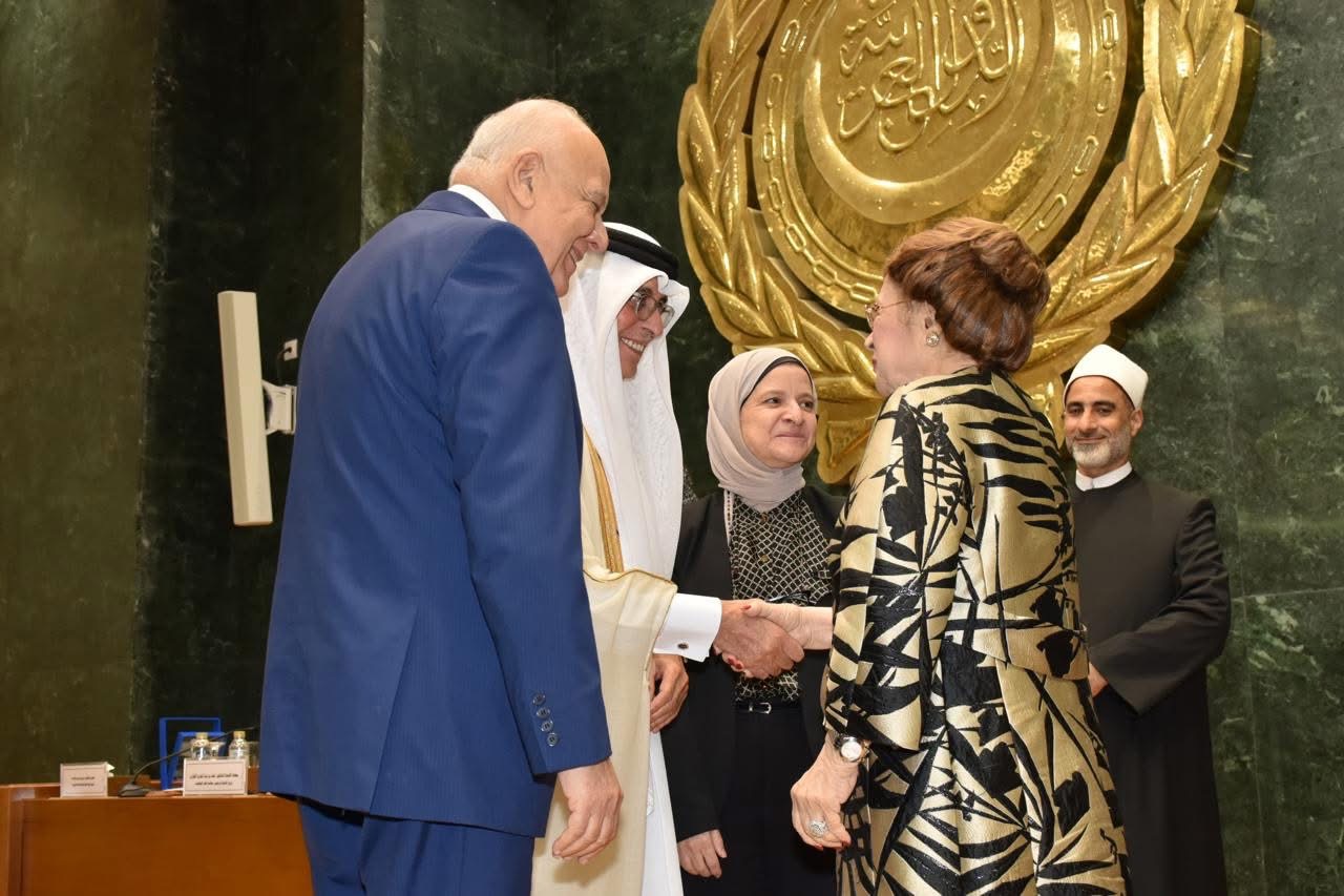 جامعة الدول العربية تكرم نوال الدجوى بجائزة "خير" للتنمية المستدامة 3 1764979481 810 جامعة الدول العربية تكرم نوال الدجوى بجائزة خير للتنمية المستدامة