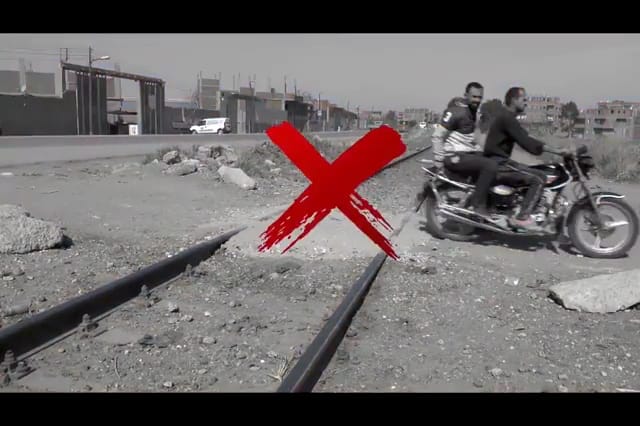 النقل تطلب من الناس بلاش يعملوا معابر على قضبان السكك الحديدية 4 صورة توعوية