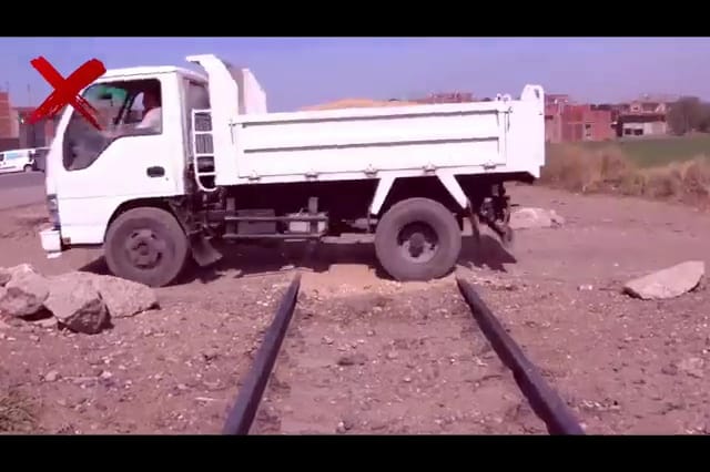 النقل تطلب من الناس بلاش يعملوا معابر على قضبان السكك الحديدية 3 صورة توضح المزلقانات